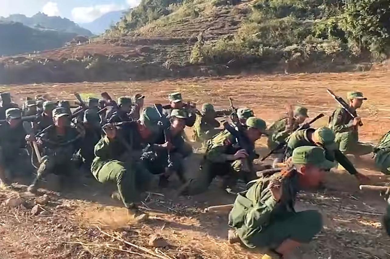 果敢同盟军训练走鸭子步！应该是北方教官带去的鸭子步，对脚踝、腰部、肌肉以及膝