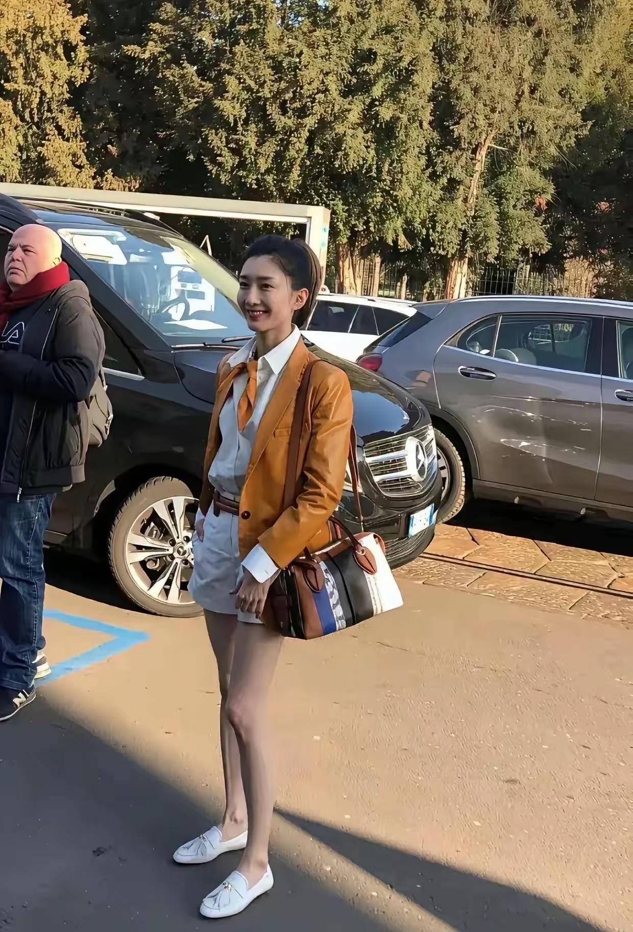 这位肤白貌美大长腿的美女是谁，没认出来，你认出来是谁了吗？