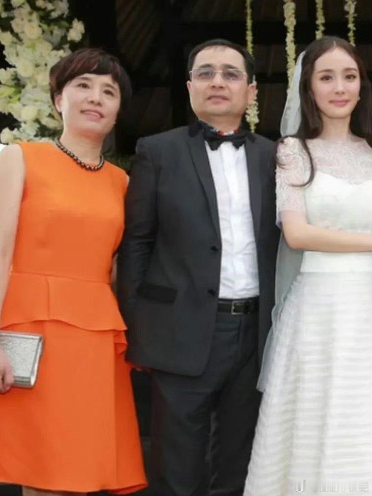 杨幂爸妈都是高颜值人群啊这样一看杨幂跟爸爸眉眼果然很像啊小糯米一定继承了妈妈