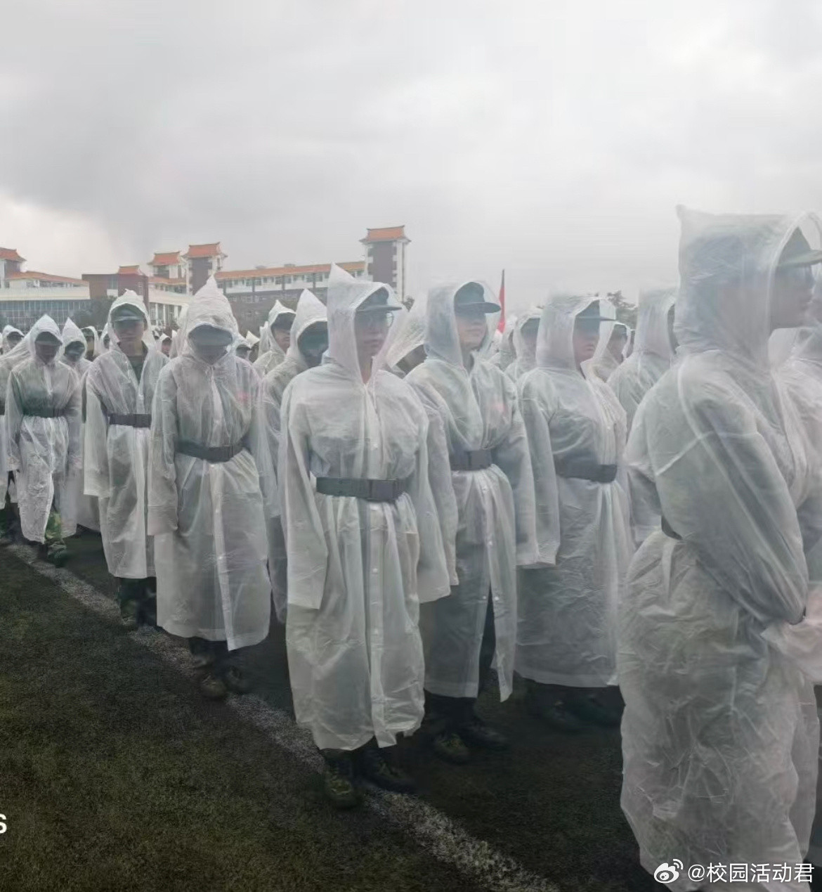 变得很抽象了，以后不嫌弃我们的绿色雨衣了​​​