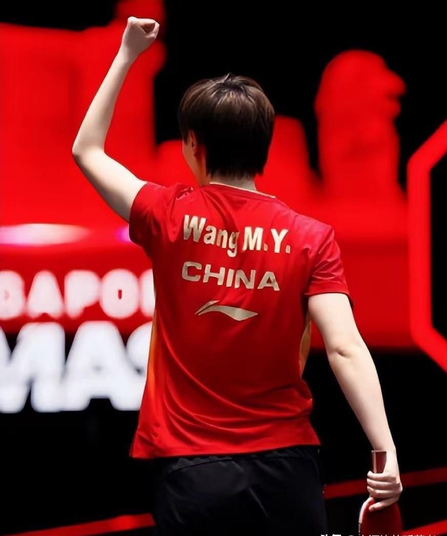 腰伤发作时，她的反手拧拉依然能拧碎对手防线。这不是天赋。是咬着牙把每一个救球