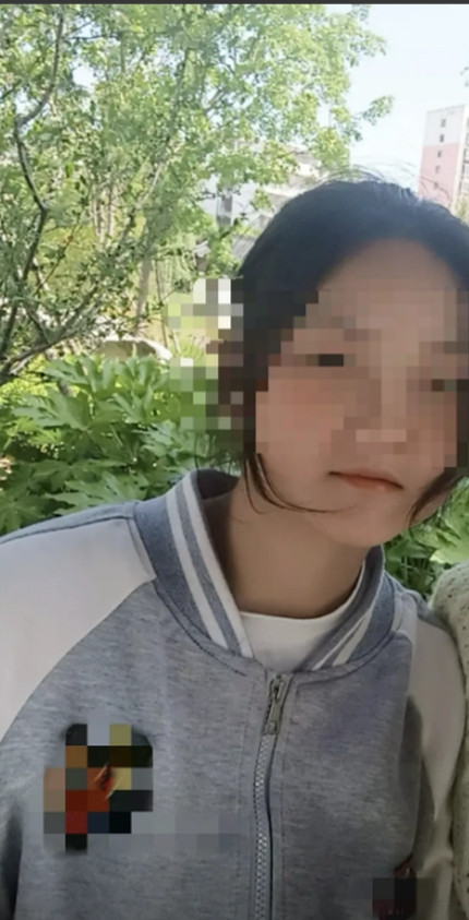 河南驻马店，一19岁女孩在路边低头看手机，被醉醺醺的陌生男子盯上。男子假意搭讪，