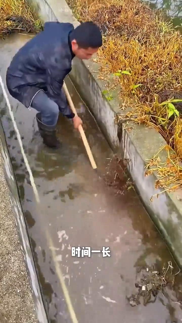 为什么排水沟的底部一定要做成弧形？难道做成平的不更简单吗？但问题就在这里。·平