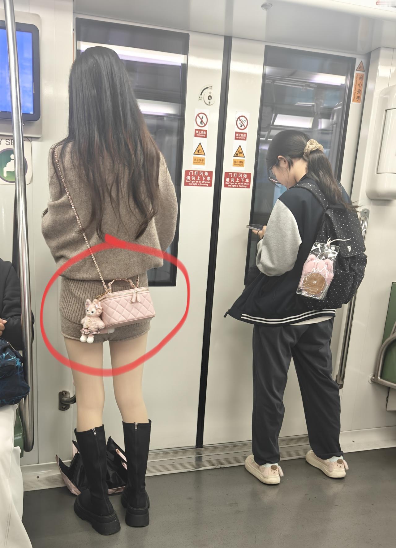女孩子这里是什么❓兔子吗？玲娜贝儿吗？现在不是流行拉布布吗？