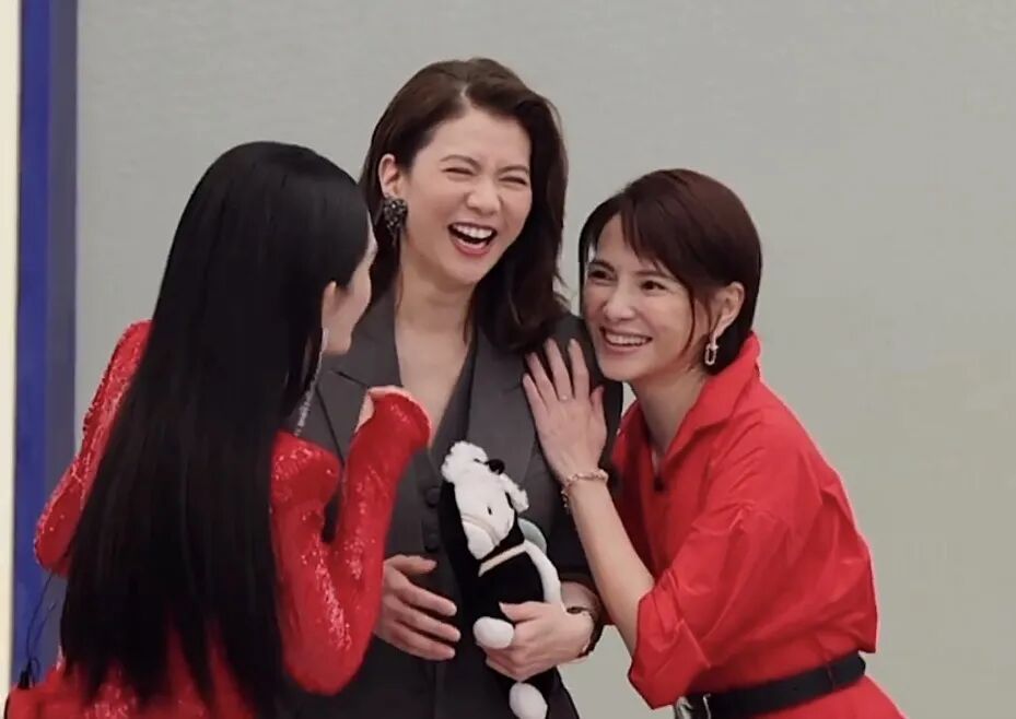 《乘风2026》直播33位嘉宾初见面: 王濛现场吐槽直播太磨叽, 李小冉担心被骂;曾沛慈、范玮琪、江语晨、谢楠、萧蔷等一一亮相