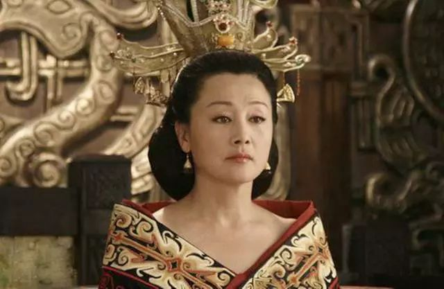 公元前196年，淮阴侯韩信被用麻袋罩住，吊在长乐宫钟室。吕后在一旁指挥着一众宫女