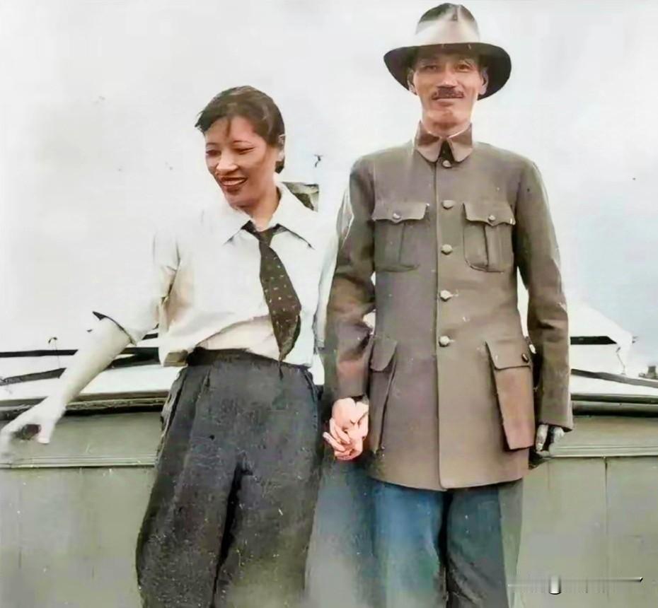 这照片太实在了，瞧瞧热恋时期的宋美龄与蒋中正呗！这便是两人的真实貌相，不是演戏，