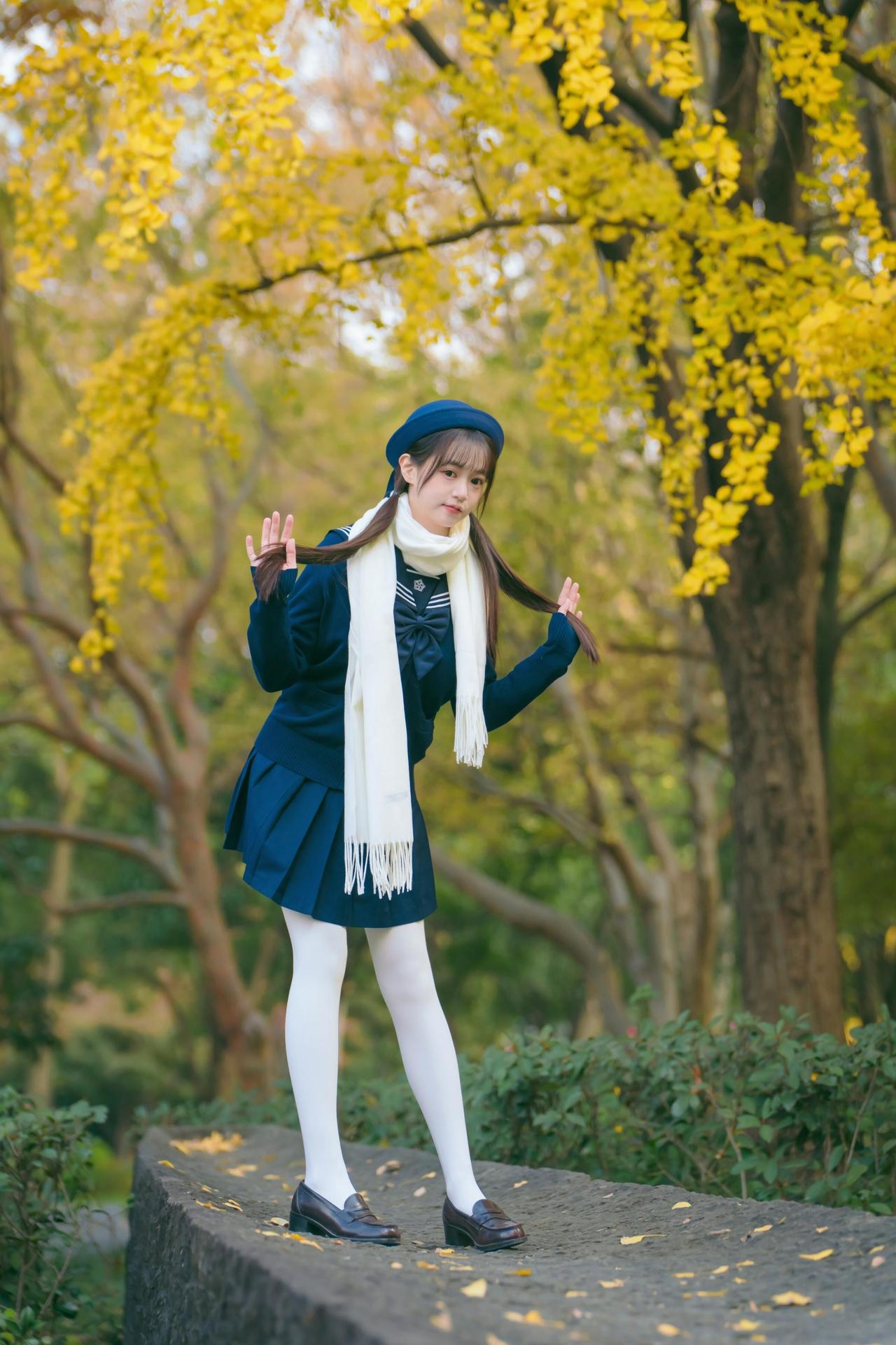 秋日校园少女，黄叶飘舞，甜美可爱