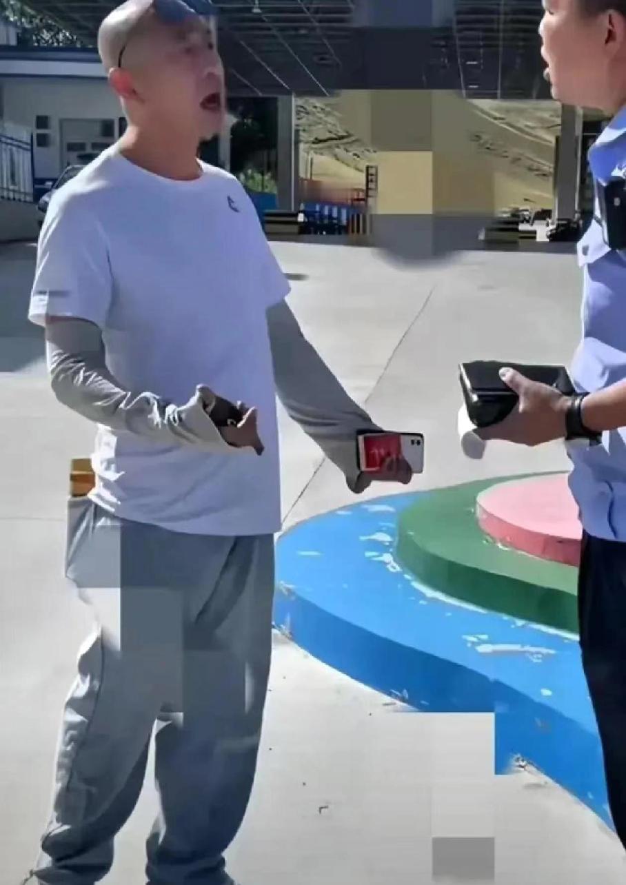 新疆一“嚣张哥”逆行加塞，面对交警：“你不需要教育我，我知道违法，我有钱，你罚就