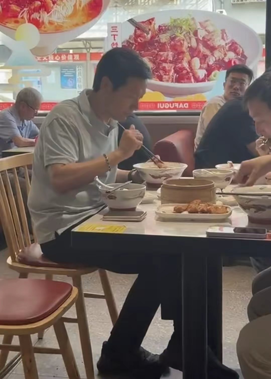 57岁雷军现身上海一间餐馆吃早餐，他吃了葱油拌面、菜肉馄饨，身边好几位工作人员陪同，总裁出行的排面确