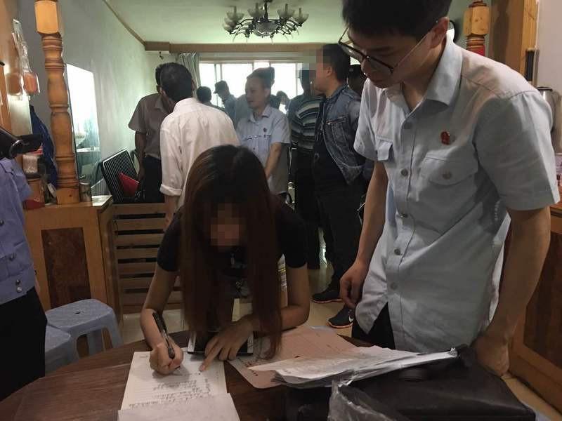 这家人堵死自家锁眼 有人敲门狗都不叫