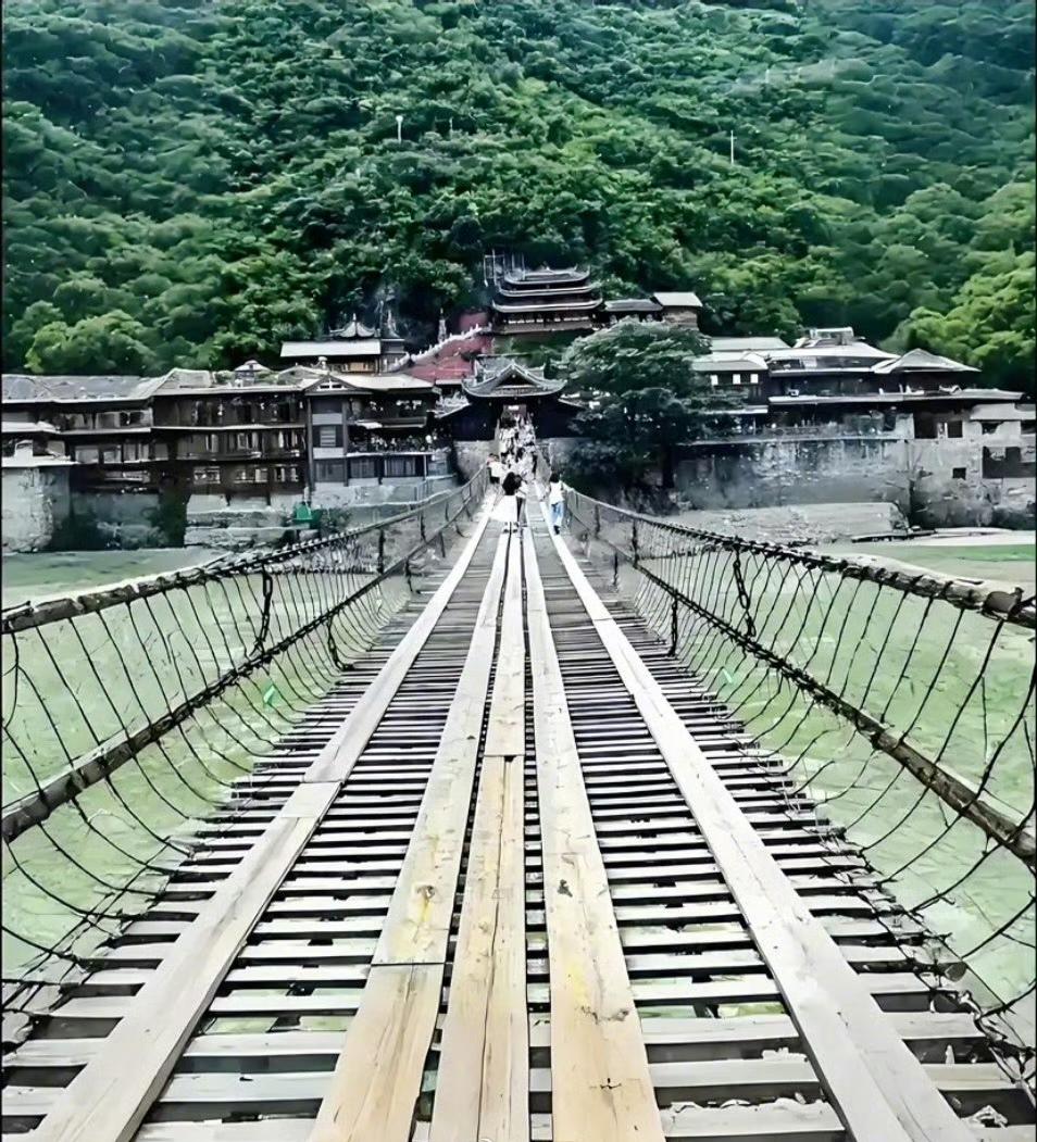 大渡桥横铁索寒，南京女孩站在铁索桥上泪目，问丈夫：你敢用身体挡子弹吗？感恩素未