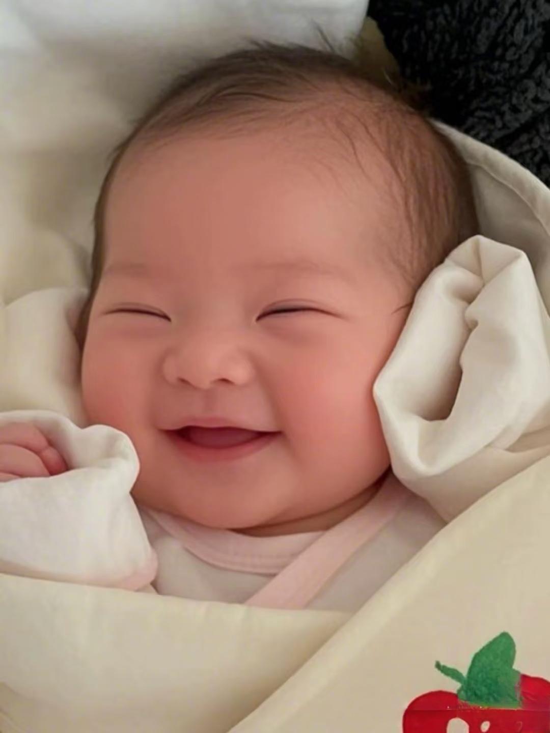 中秋表姐顺利生了三胎，母女平安。五年前表姐生头一个孩子，如她所愿是女孩。因为