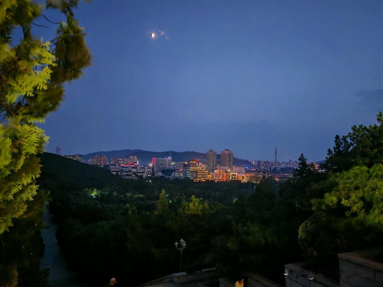 济南买房记。陆陆续续看房快一个多月了，目前看中了两套房子，单价都比较高，明显高于