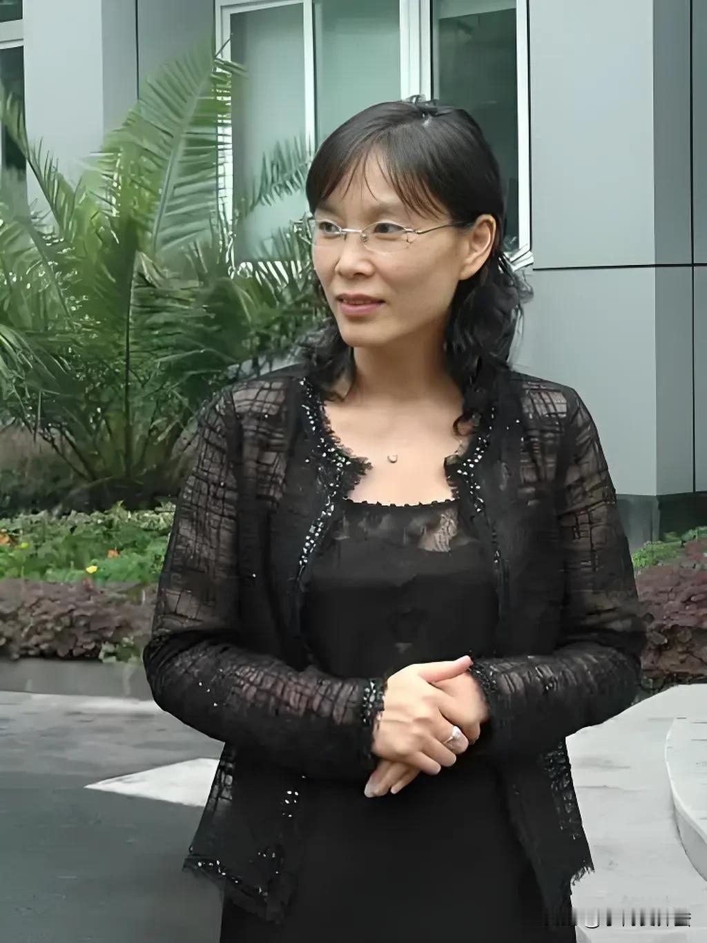 大家发现没有，杜建英和邓文迪从相貌上看，有点像。两人都是颧骨高、两腮无肉，这种长