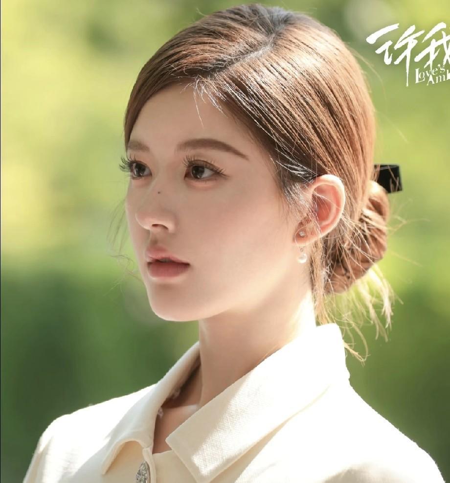 法院没封她，平台拿她当标杆，品牌抢着给她发钱。合同里那1.05亿违约金，听着吓
