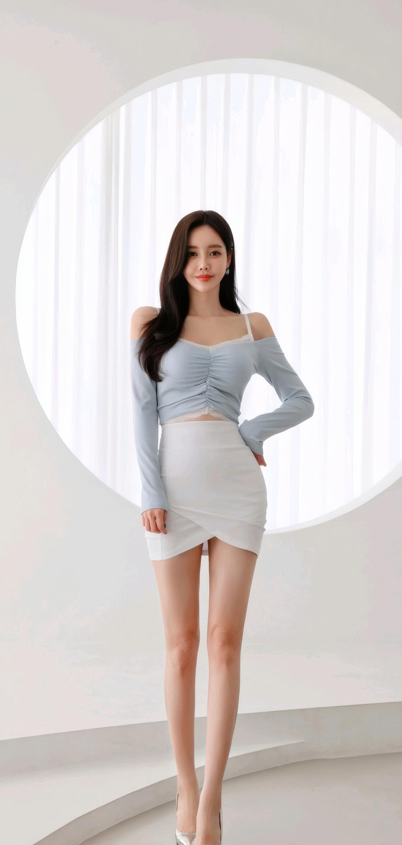 优雅气质穿搭，浅蓝色露肩上衣搭配白色短裙，尽显女性魅力！💃✨