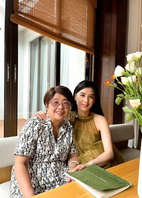 书香世家走出来的黄圣依，杨子，你真的是高攀了。要说现在全网离婚后最后悔的人