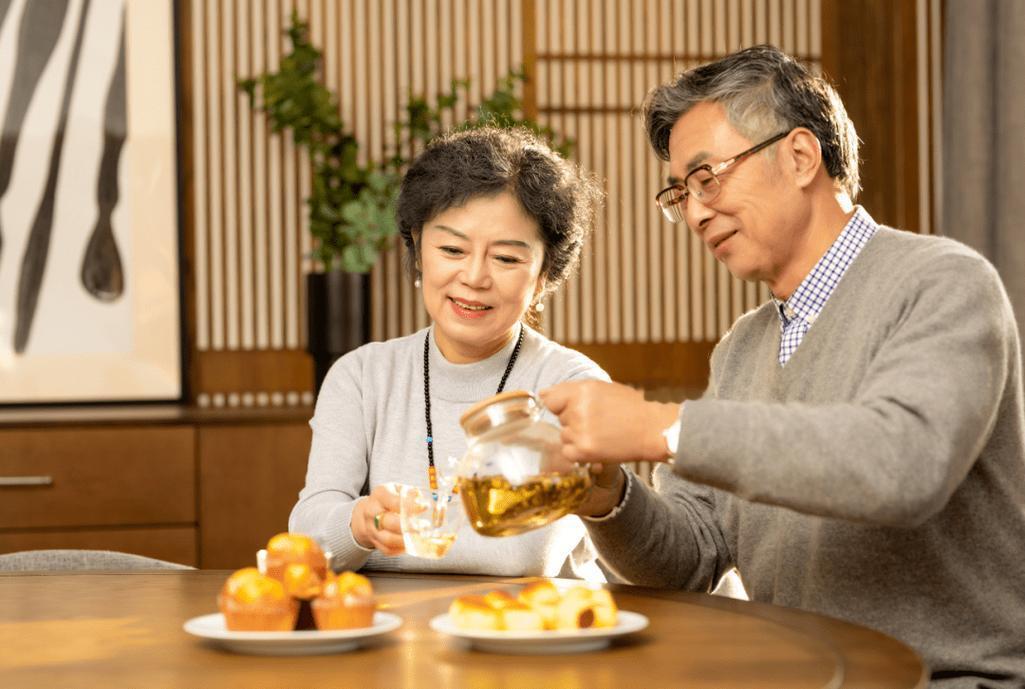 中老年人喝养生茶别瞎泡！中医师提醒：这3种“常见药材”泡错了，反而伤脾伤肝，很多