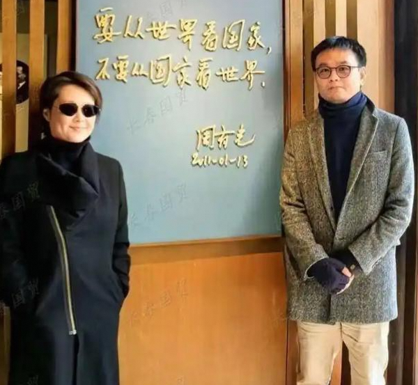 袁立现身巴黎：53岁瘦身回春光彩照人，小老公邋遢似老者