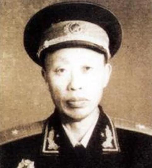 1935年7月，红四方面军调拔三个主力团补充长征中减员严重的中央红军，三个团分别