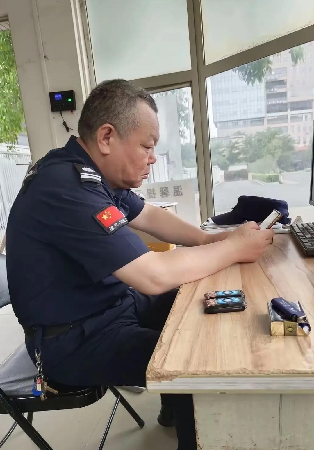 当保安只要你找到好地方，工作其实挺轻松的，大家看看这个保安兄，值班坐在岗亭里面吹