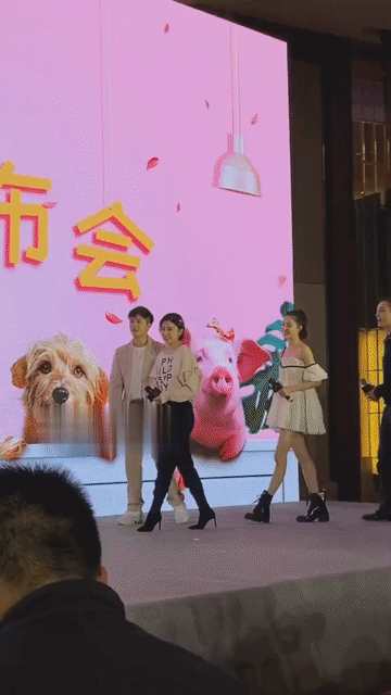 华表影后张子枫和人气顶流吴磊都抢着往边上站，钟楚曦不慌不忙，不紧不慢的晃悠着走到