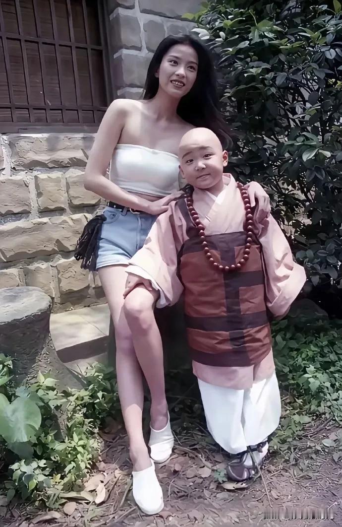 小小年纪的郝邵文很有审美呀，他身边这个长腿美女当年可是“男神收割机”，和林青霞同