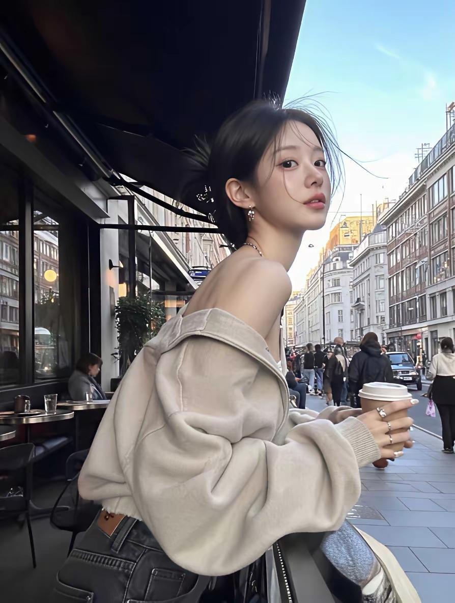 她拿的咖啡是什么牌子呢？