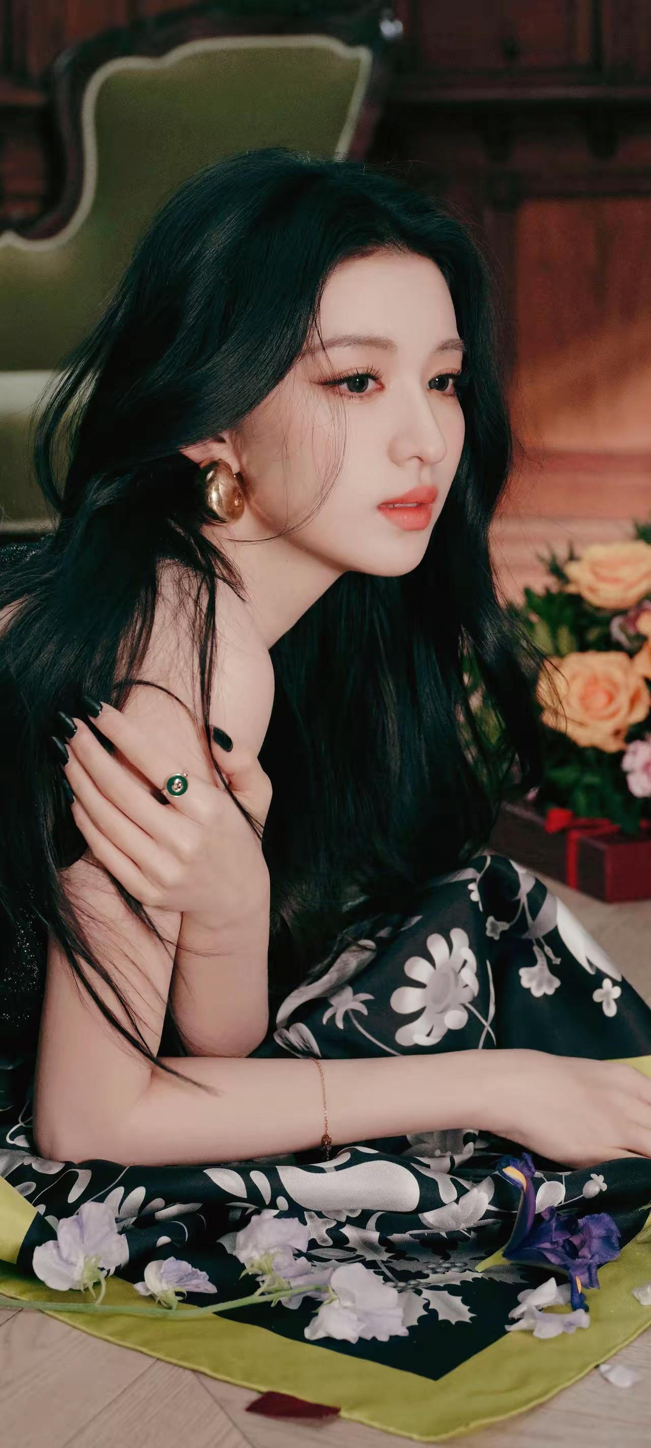 优雅黑发少女，沉思静坐，花丛环绕，复古氛围，尽显魅力。女生怎么穿搭会看着很温柔?