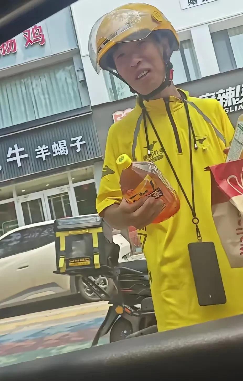 炎炎夏日，一名坐在车里的女子向一名汗流浃背的外卖小哥招手，小哥疑惑的走了过去。女