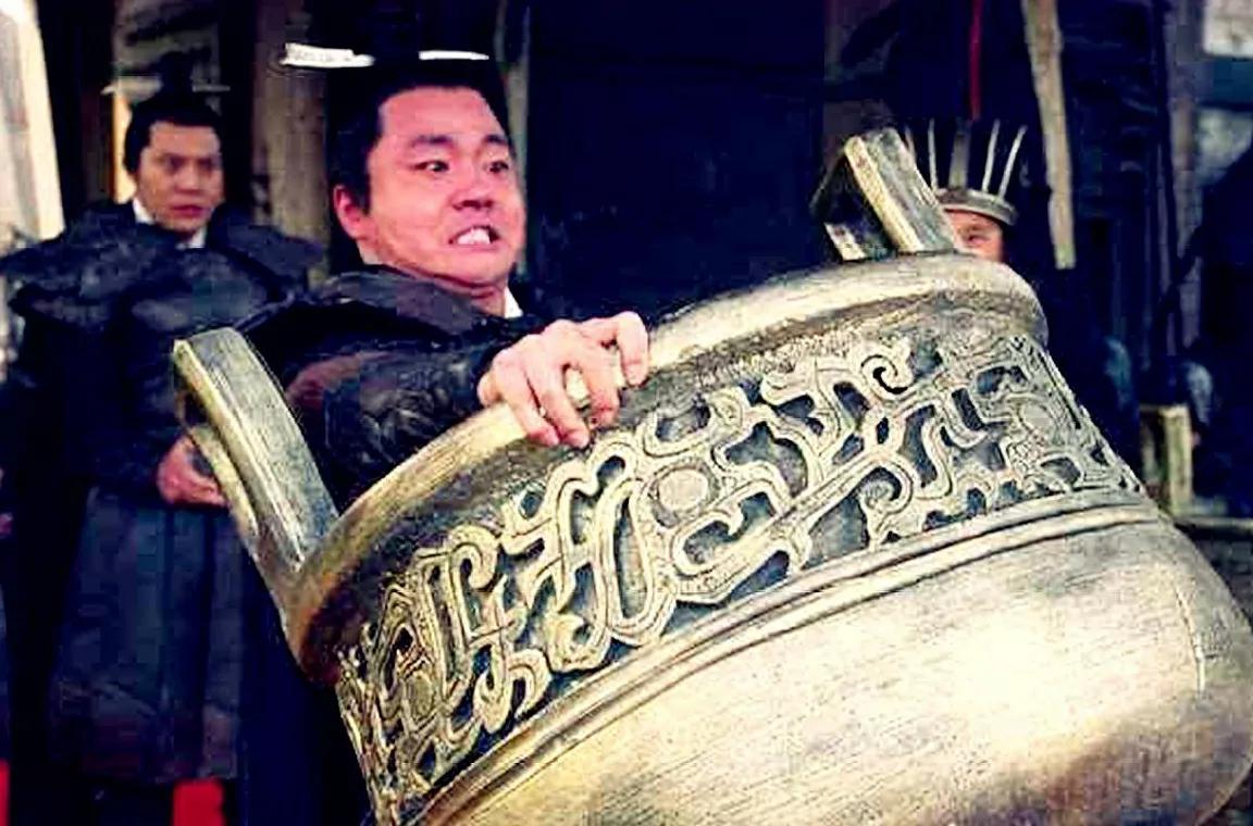 公元前307年，<em>秦武王</em>嬴荡因一次举鼎意外身亡，年仅二十三岁。其死引发了秦国的权力