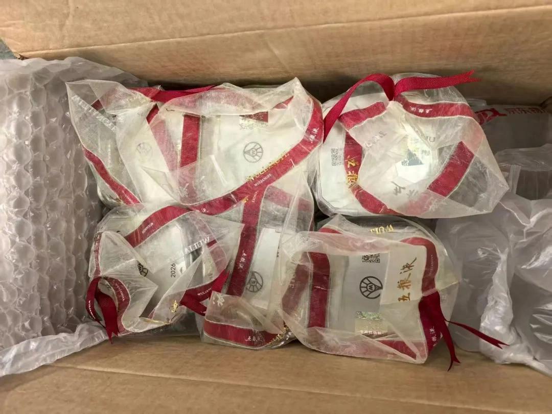 一天之内狂收15箱茅台、五粮液，收货人竟连箱子都不拆，更别提清点验货了。这究竟是