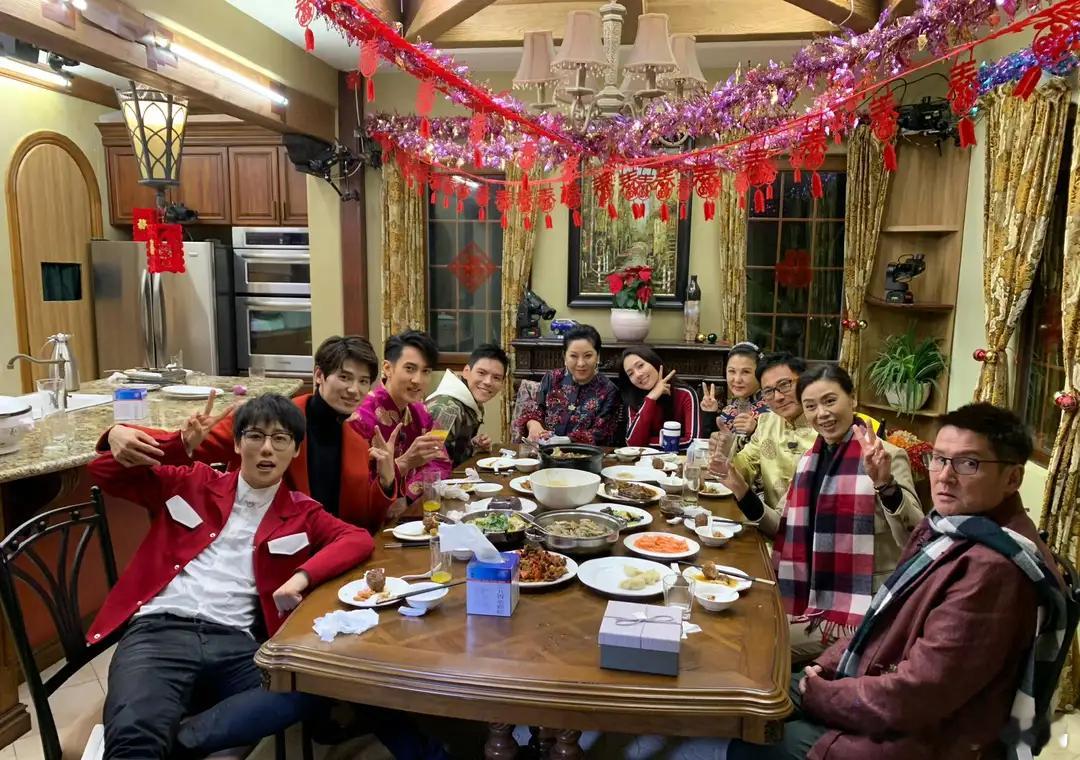刘维和郭碧婷爸爸北京聚餐，俩人合影亲如父子曾撮合向佐和郭碧婷……​​​