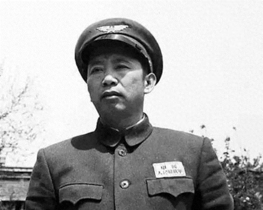 1958年刘亚楼曾明确表示空军由他负责，下属传开后毛主席知情，毛主席对此表现如何