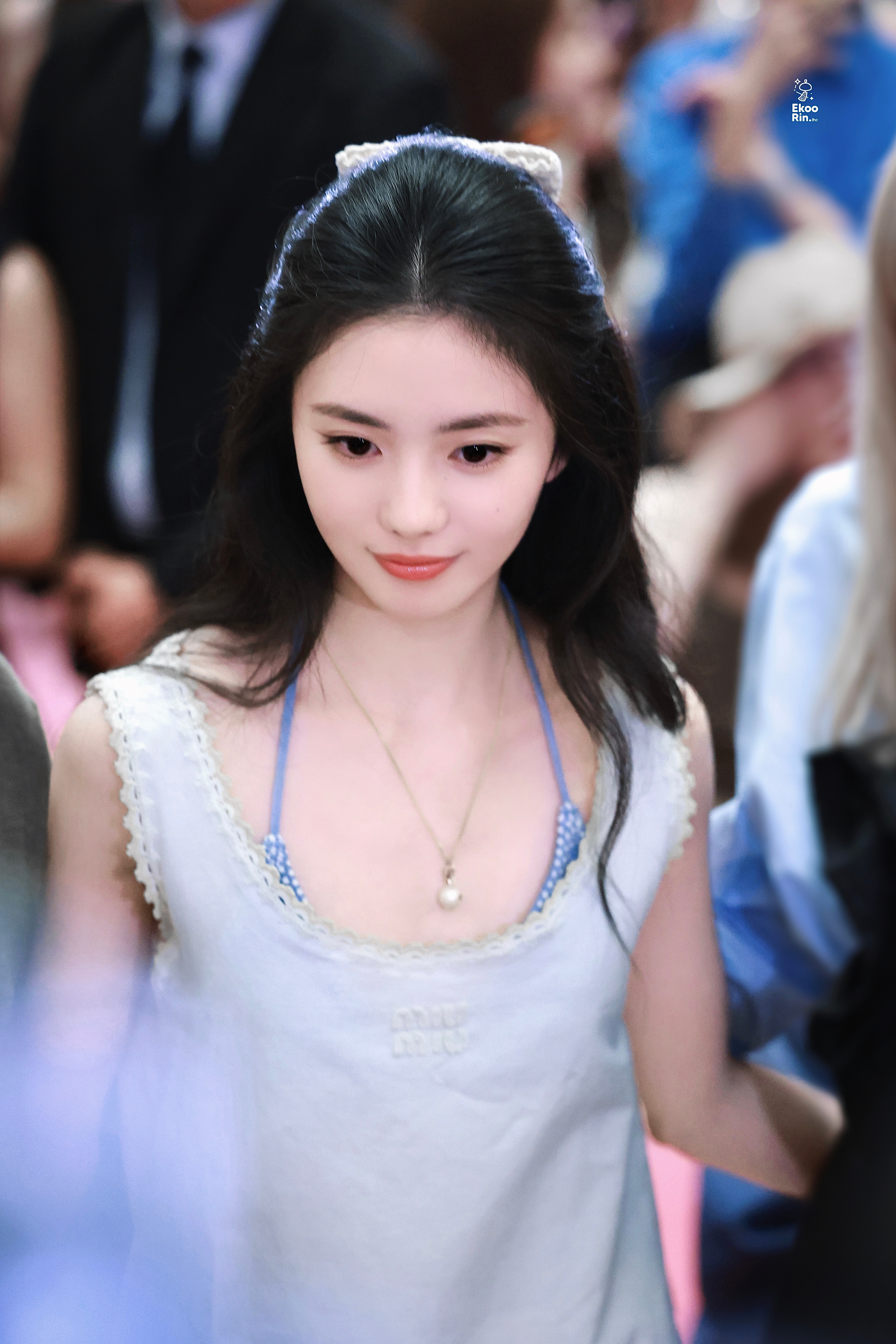 刘浩存·清甜少女感造型，肩颈优越，灵动又自带氛围感，一眼心动✨