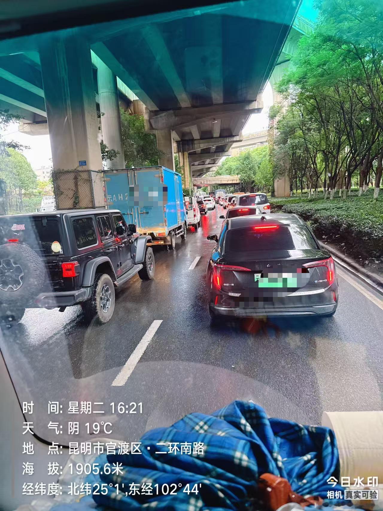 昆明开启国庆节前大堵车模式。无论你在东三环，还是南二环，不管西三环的郊区，还是