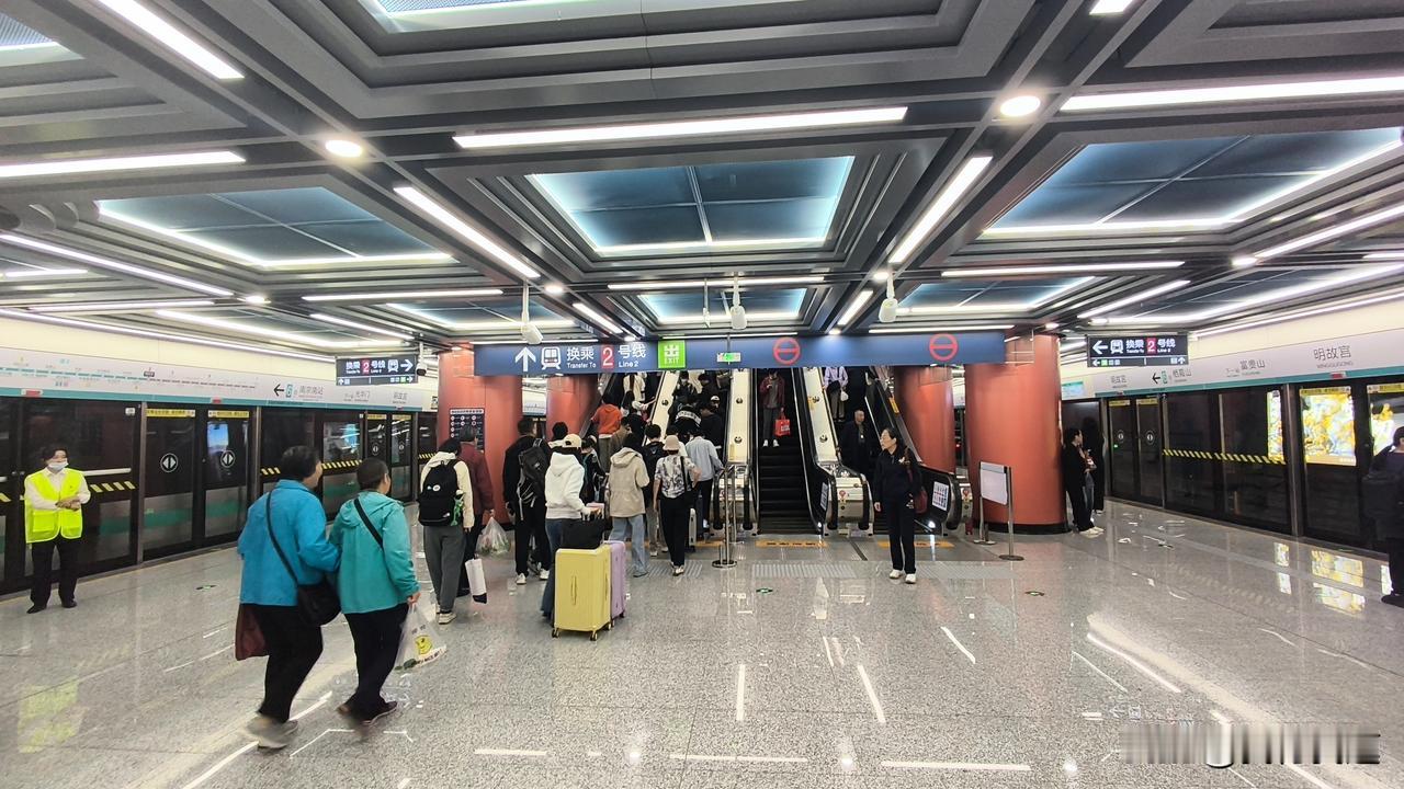 今天亲测从1号线南京南站下车转刚开通的6号线，跟着标识走前前后后耗了快十分钟，中