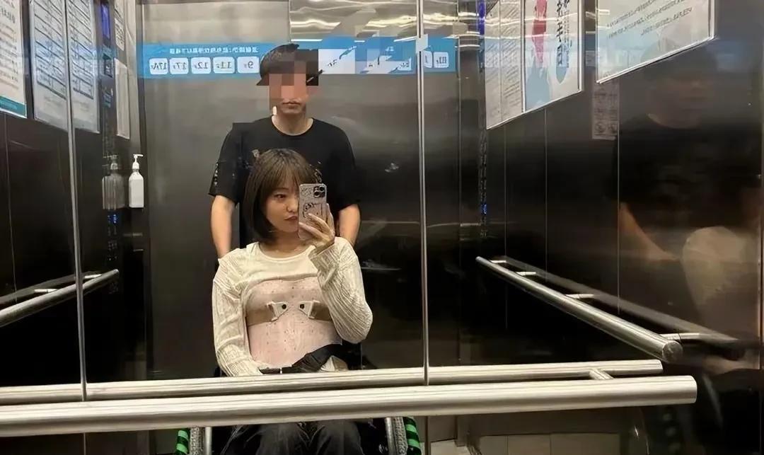 女子跟男友旅游，出车祸致使截瘫，男友失踪。女子今年25岁网上认识男友，俩人见面都
