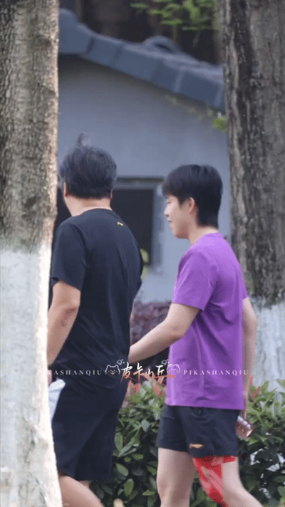 4.18日，王楚钦和梁靖崑腿上都贴了肌贴，确实练的都挺狠的。甜甜一脸的皱巴巴