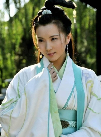 吕布被曹操杀死以后，曹操的士兵闯入吕布的内室发现了貂蝉，貂蝉怕被士兵糟蹋，立刻举