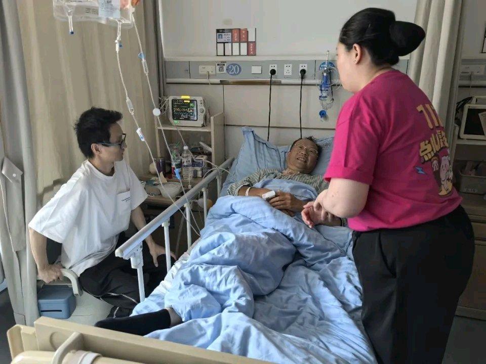 7月20日傍晚，来杭州旅游的黄先生夫妇在商场粤菜馆吃饭，刚坐下黄先生就腹痛、冒冷