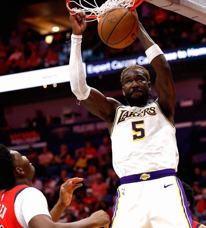 湖人休赛期得到的一张王牌，终于是出现了。NBA常规赛，湖人客场118-104战