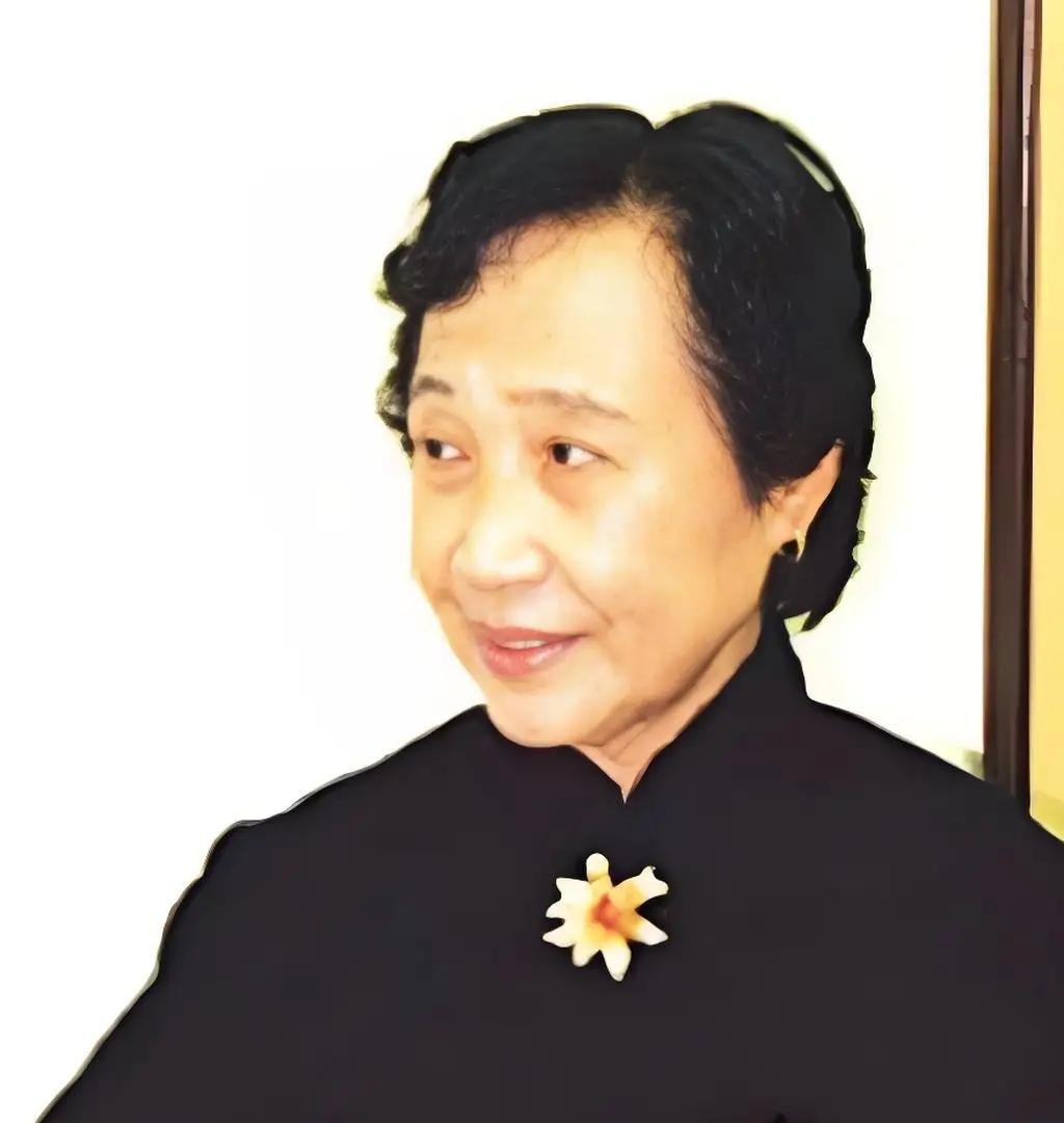 1960年，周总理请溥仪吃“年夜饭”。席间，溥仪对身旁穿旧制服的女子频频侧目，周