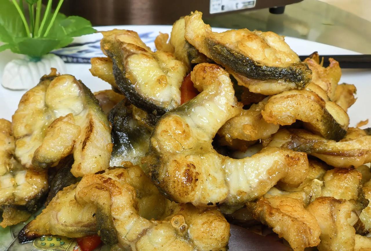 三水美食，那可真是一绝！这里是三江汇流处，河鲜和非遗美食独具魅力。鸡煲蟹，河虾