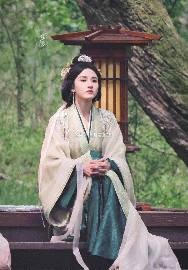 宋祖儿路透长得像p了半小时宋祖儿最新片场路透曝光，生图五官精致、脸型流畅，氛围感