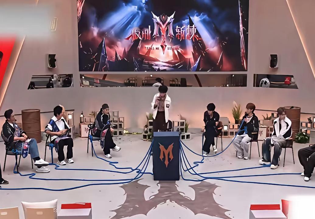 披哥五公跨团合作舞台太有看点了。《爱河》集结阿云嘎、王赫野、张睿、管健嘉晨，一