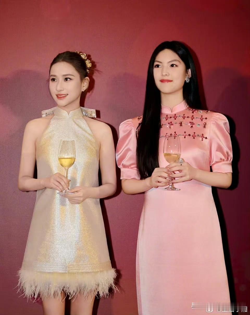 中国最好命的两个富家千金同框了！王诗龄端庄贵气，何超莲甜美自信，两个人从头到脚都