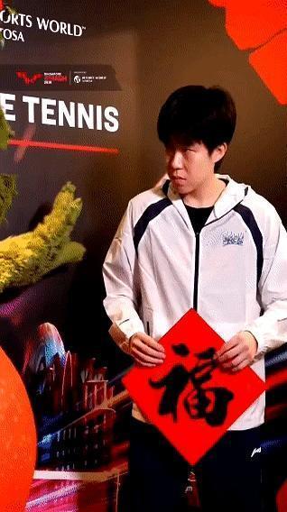 别再吹王楚钦的球技了，他最可怕的不是赢球，而是下意识对着一个吉祥物点头。刚