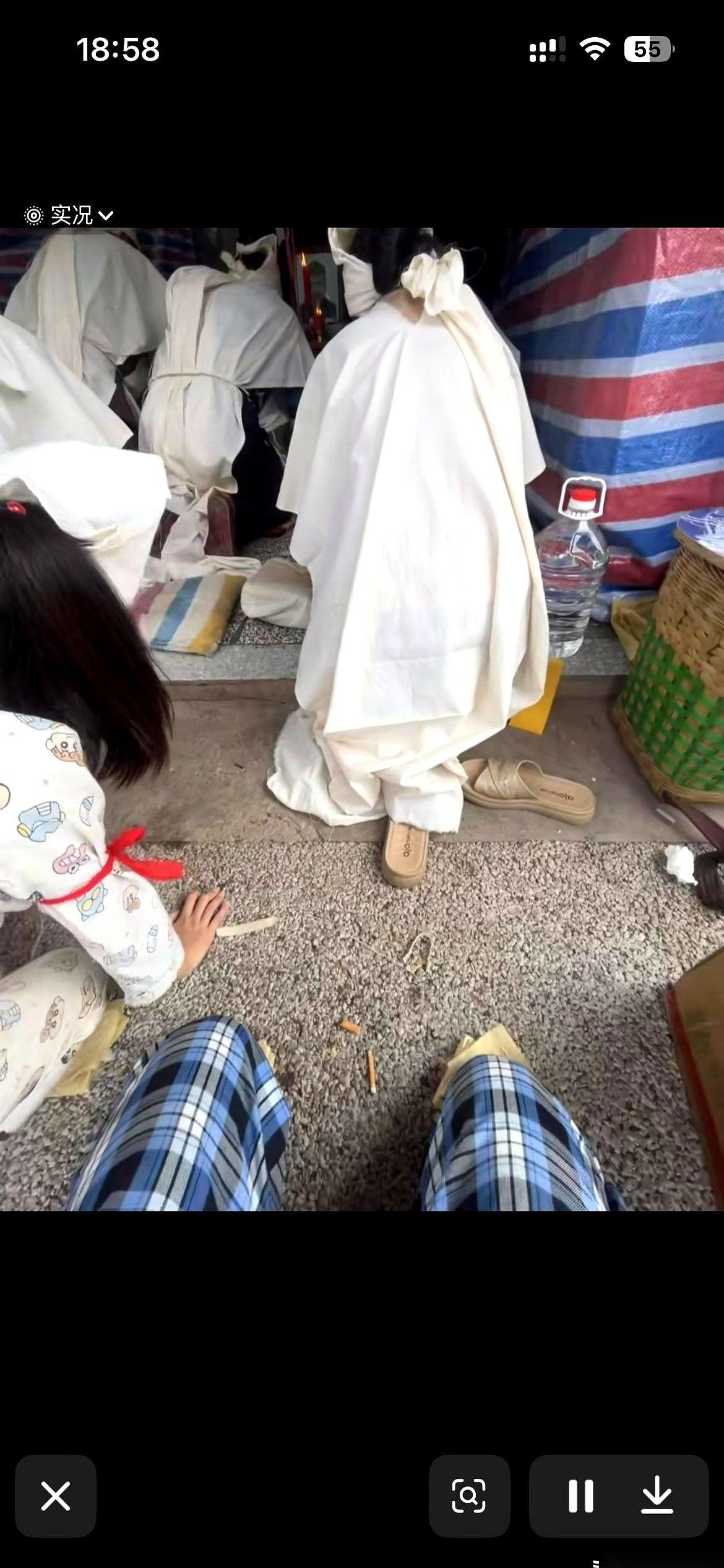 “哗啦”一声响，越野车后备箱被粗暴拽开。35岁的周老师穿着一身白惨惨的孝服，没